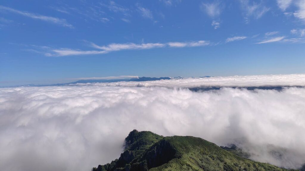 芦別岳の山頂から見た大雪山方面