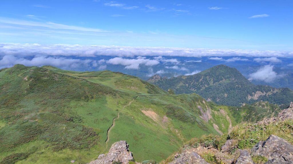 芦別岳の山頂から見た旧道方面