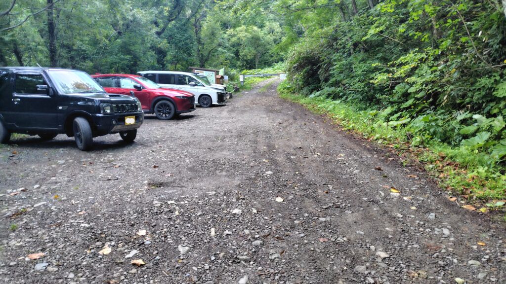 夕張岳登山口の駐車場（奥側）
