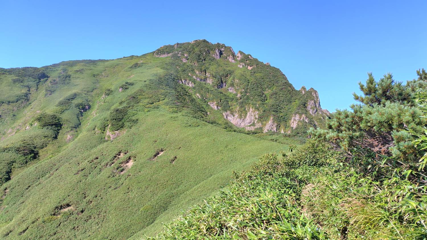 芦別岳へ続く稜線