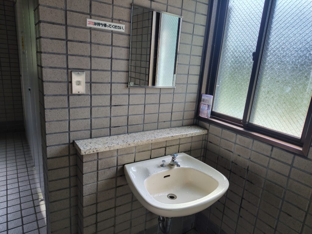 折立駐車場のトイレ内にある鏡付き洗面台