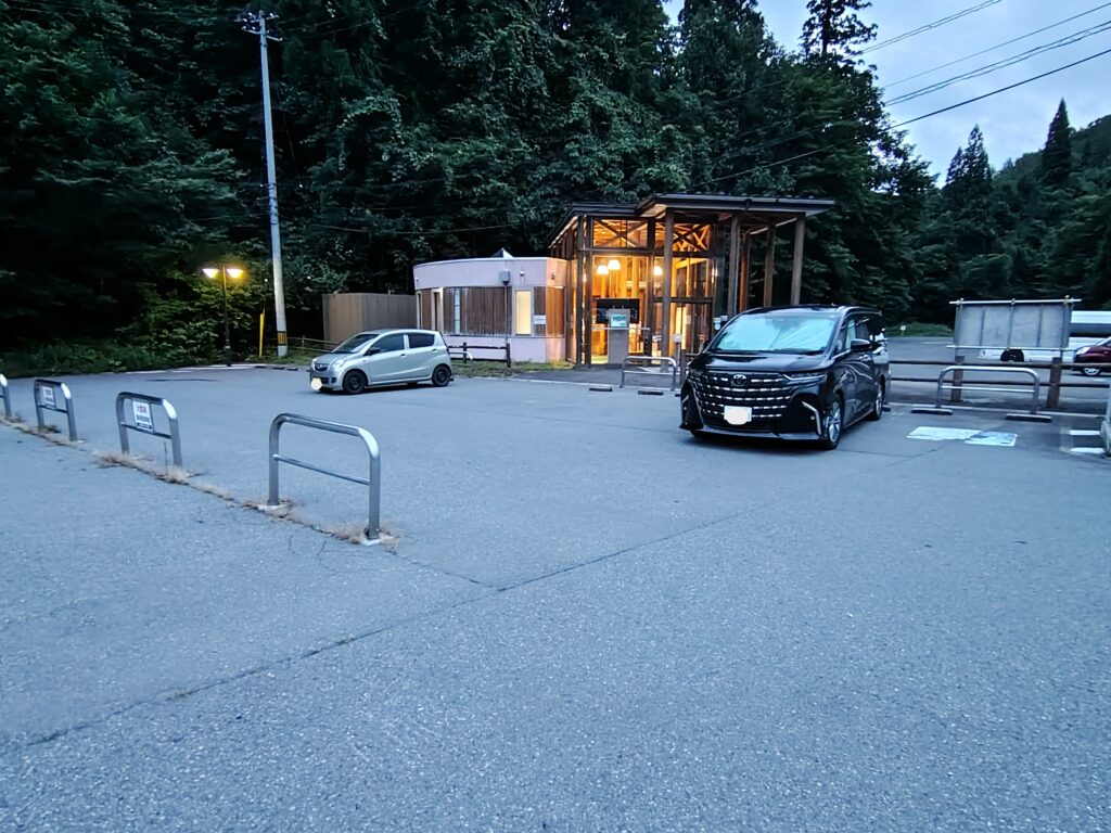 道の駅 やたて峠の国道7号沿いの駐車場
