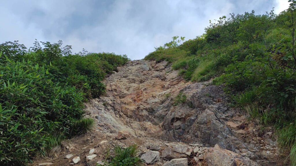 白岳への急登に架かる鎖場