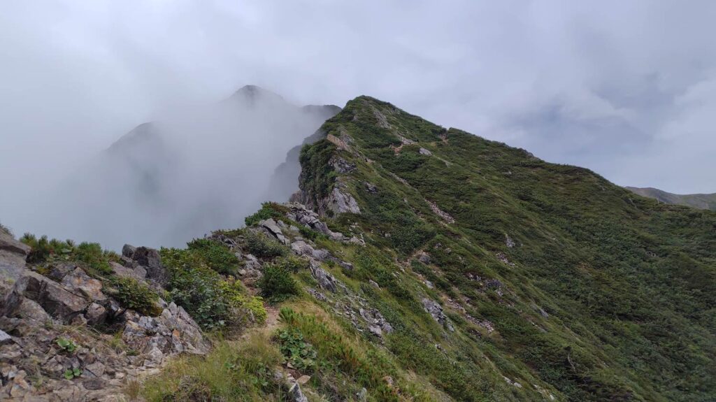 鹿島槍ヶ岳北峰への登り返し