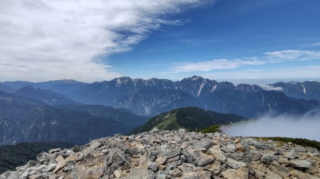 鹿島槍ヶ岳山頂から見た剱岳方面