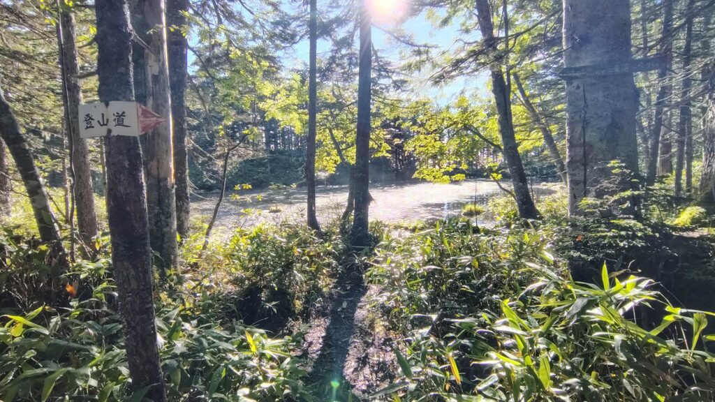 登山道の途中にある三条沼