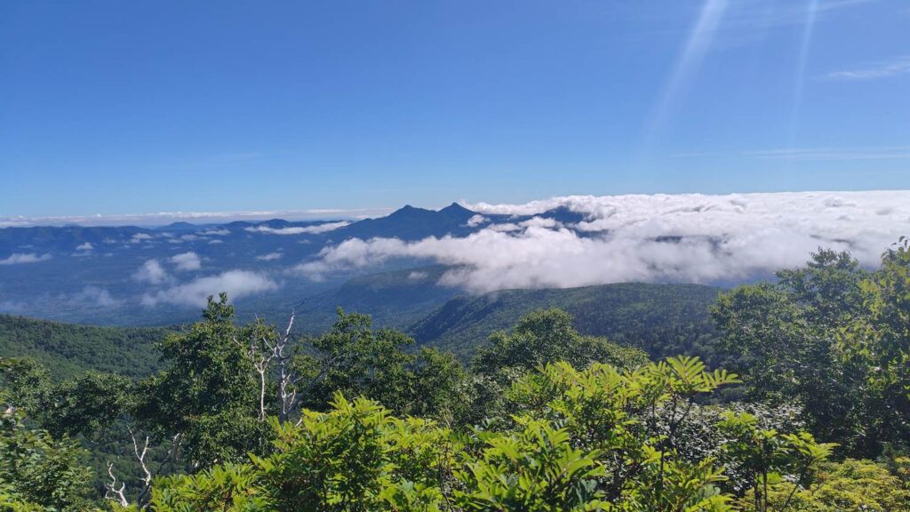 稜線から見えた大雪山系の山並み