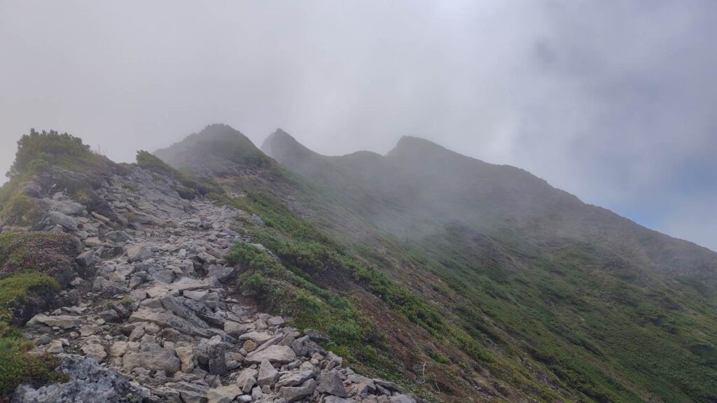山頂直下から見たニペソツ山
