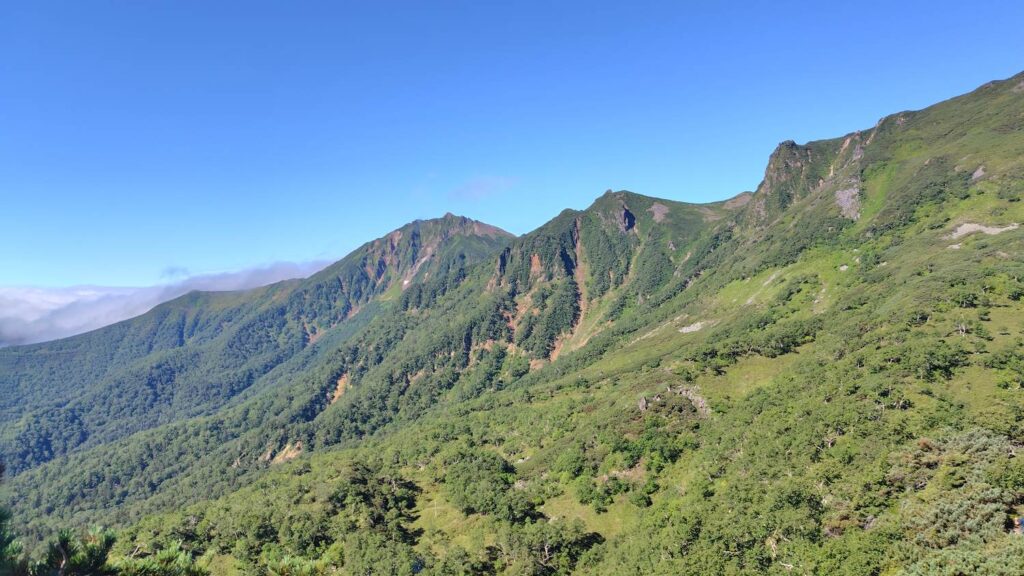 全貌を現したニペソツ山