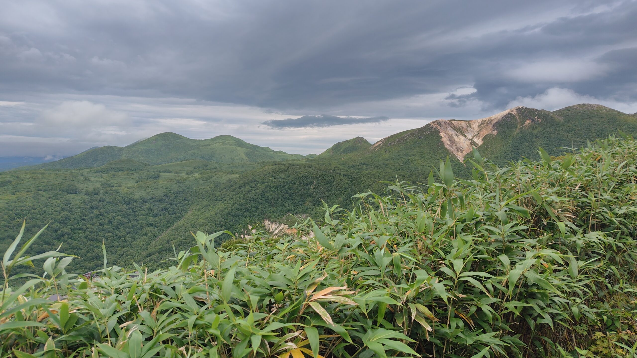 登山道から見たイワオヌプリ方面