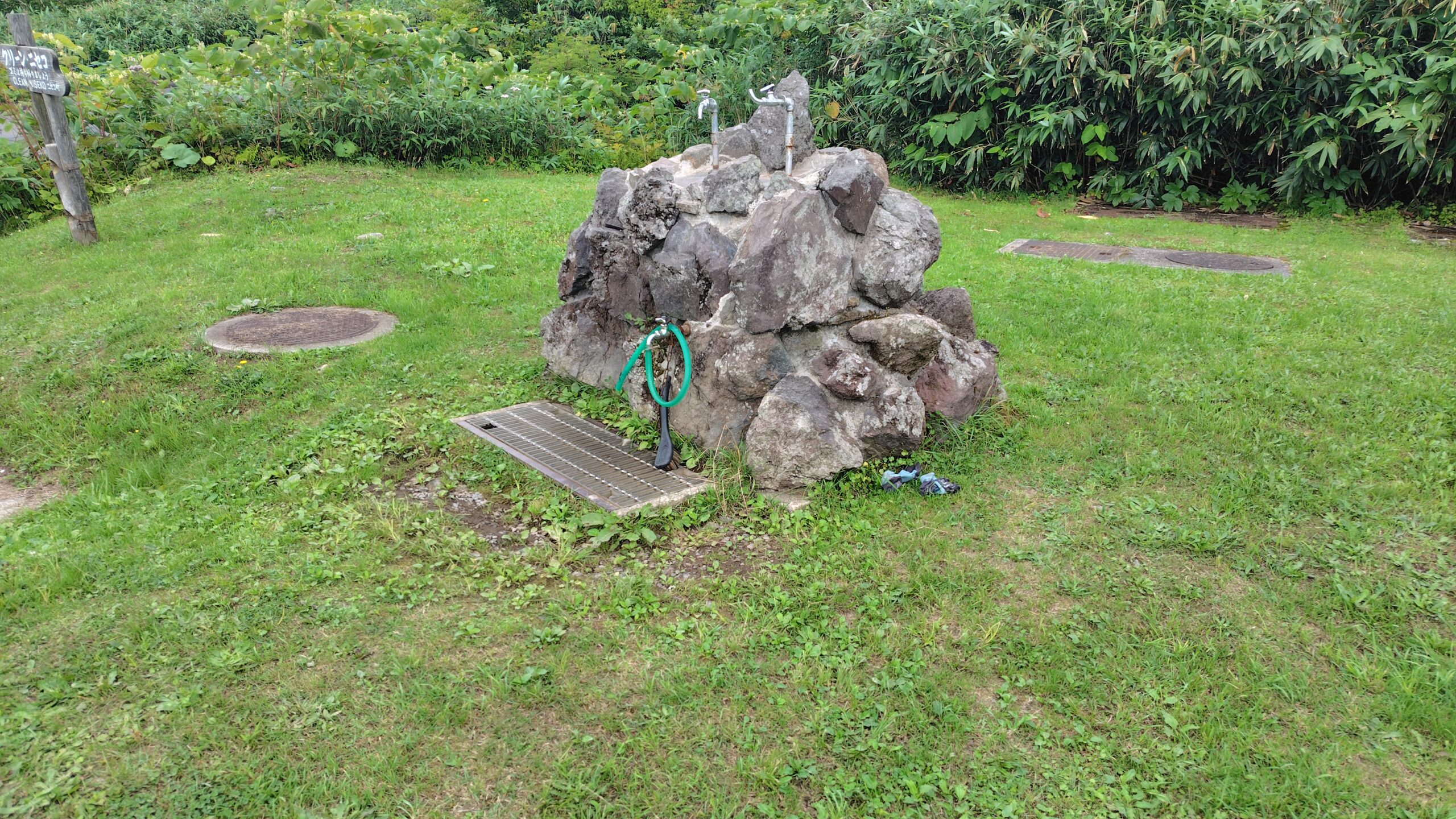 登山口付近の靴洗い場