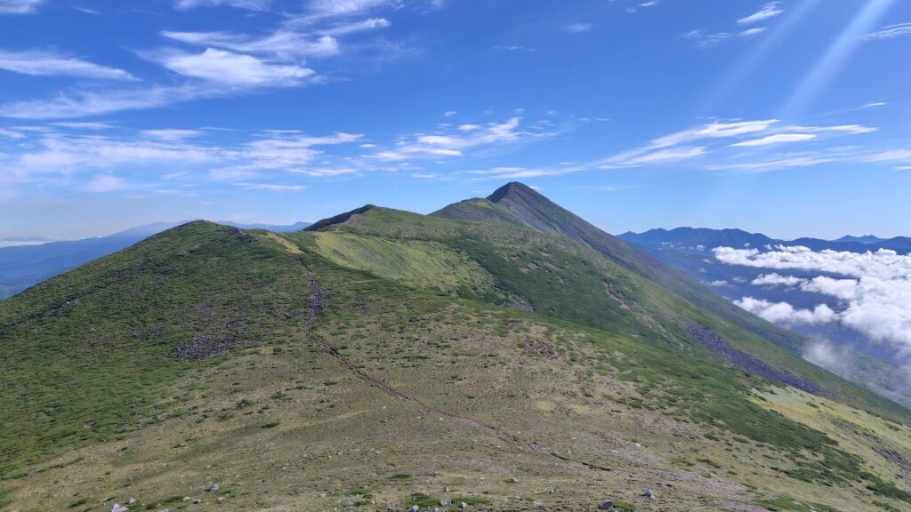 石垣山から見たこれから向かうオプタテシケ山