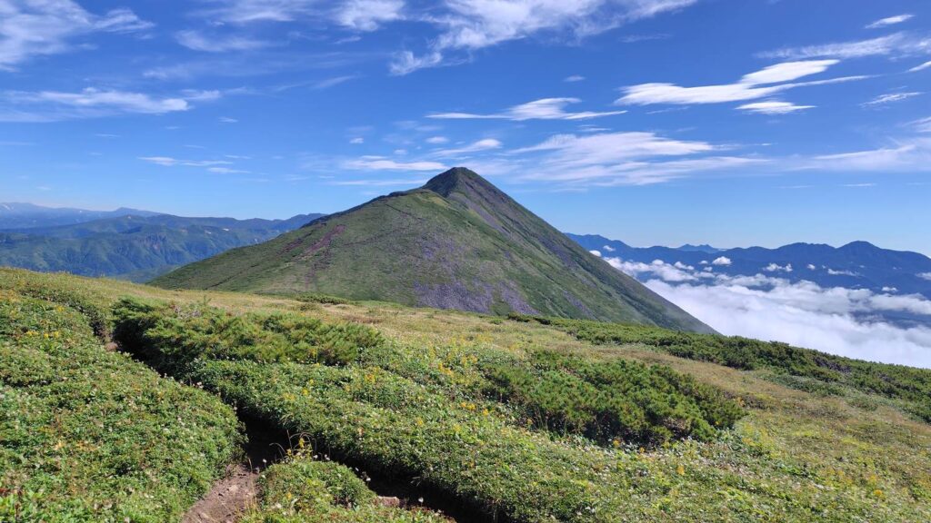 ベベツ岳の山頂から見たオプタテシケ山
