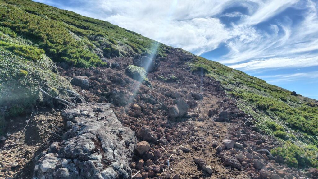 ざれていて慎重さが要る登山道