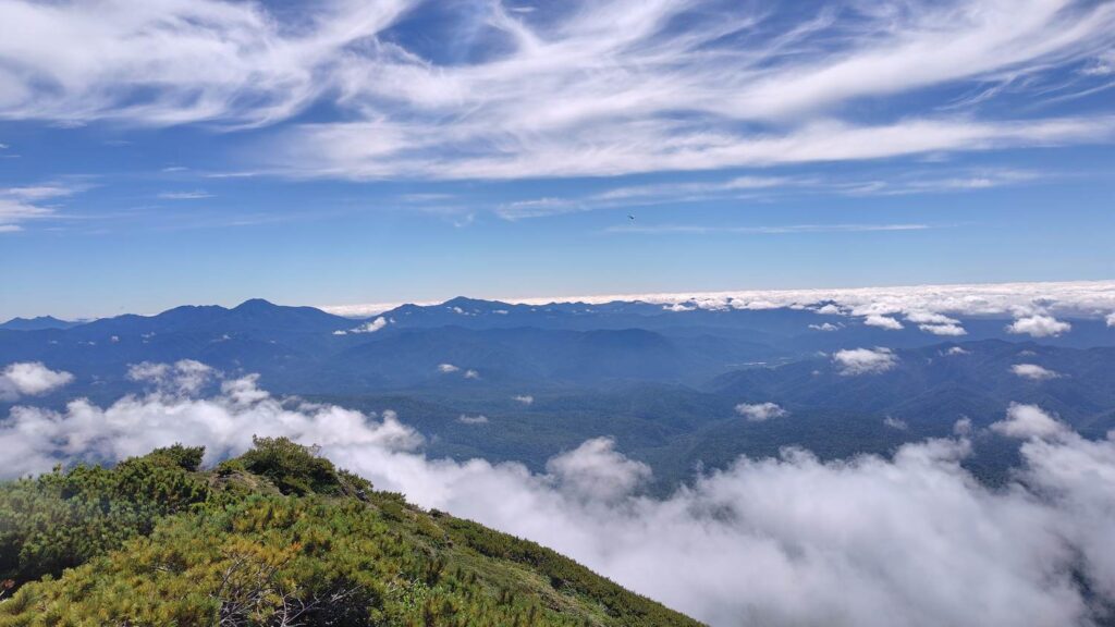 オプタテシケ山の山頂から見たニペソツ山方面