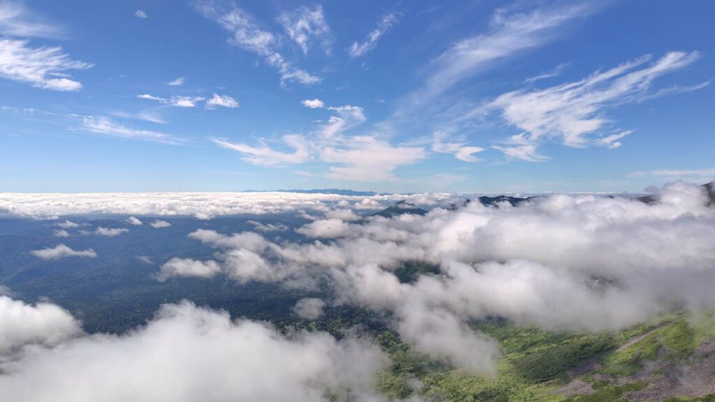 オプタテシケ山の山頂から見た日高方面