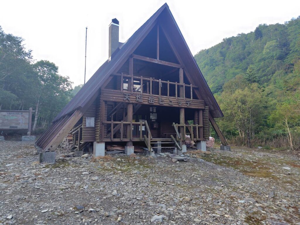 登山口に建つ天塩岳ヒュッテ