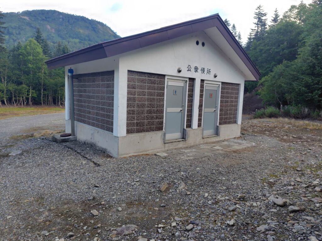 天塩岳ヒュッテ駐車場のトイレ（和式・汲み取り式）