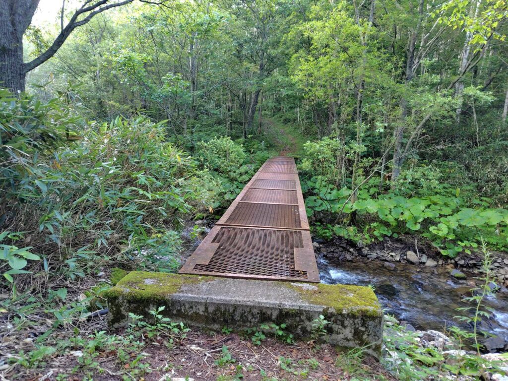 登山口すぐに架かる大きめの橋