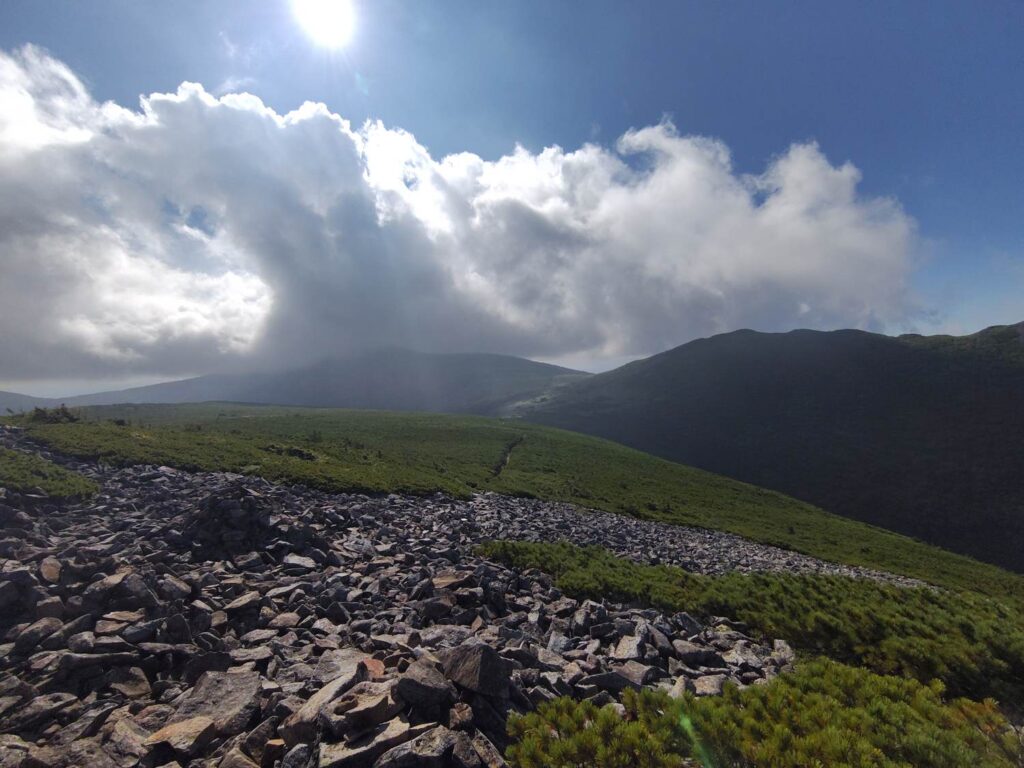 天塩円山から見た天塩岳。ガスが出はじめた