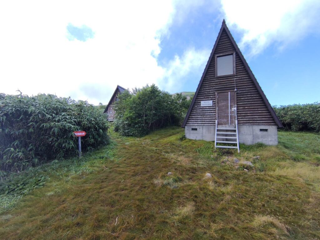 稜線上の避難小屋