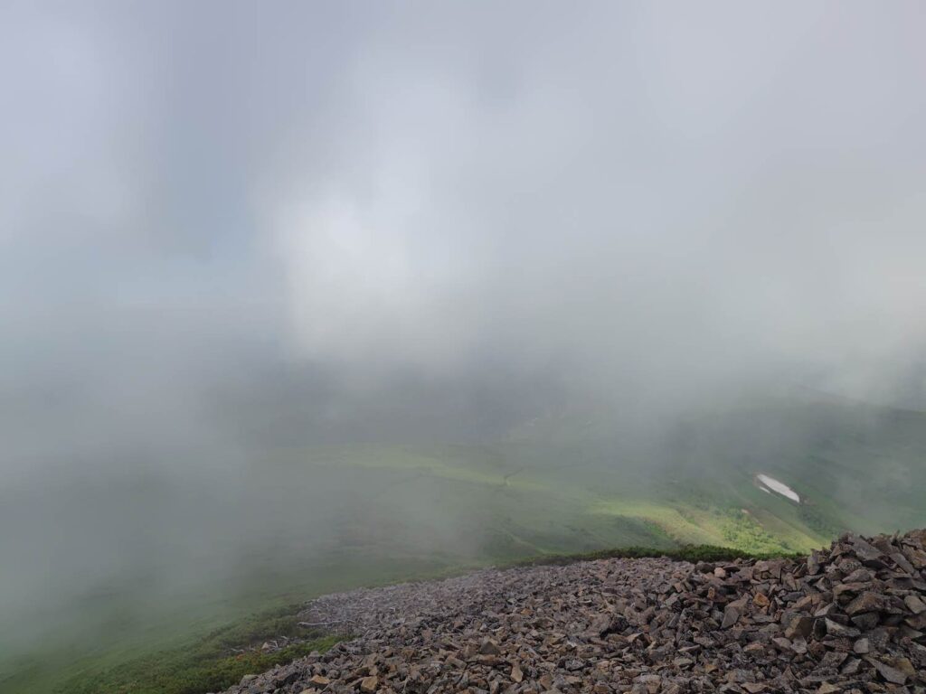 天塩岳の山頂はガスの中で展望なし