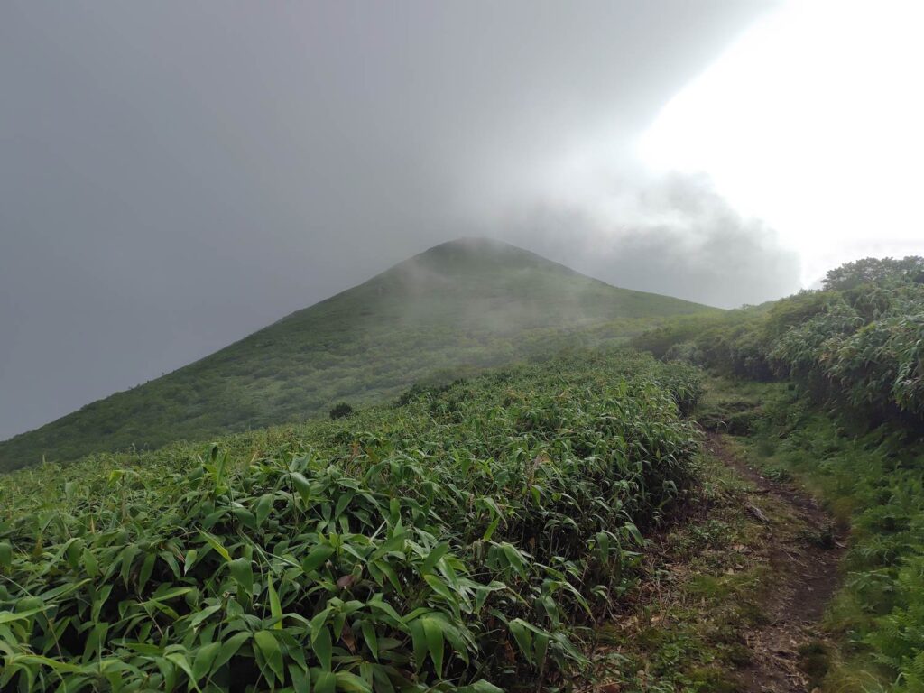 天塩岳の稜線