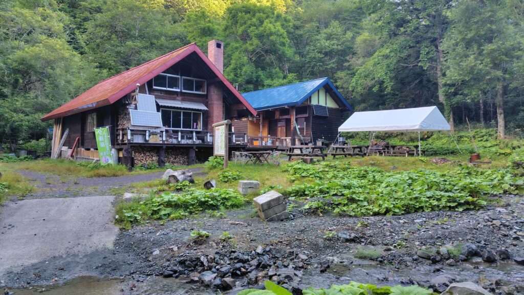 分岐のすぐ先にある夕張岳ヒュッテ