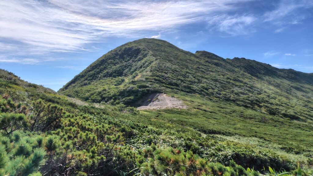 山頂直下から見た夕張岳