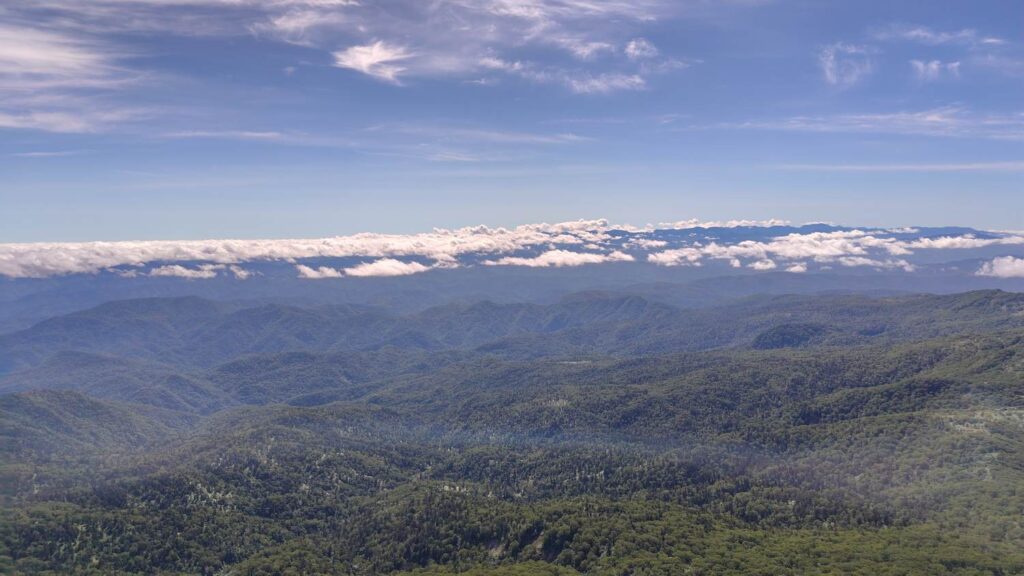 夕張岳の山頂から見た幌尻岳方面