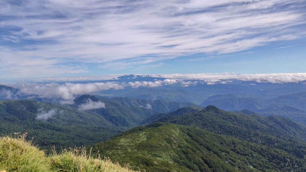 夕張岳の山頂から見たニペソツ山方面