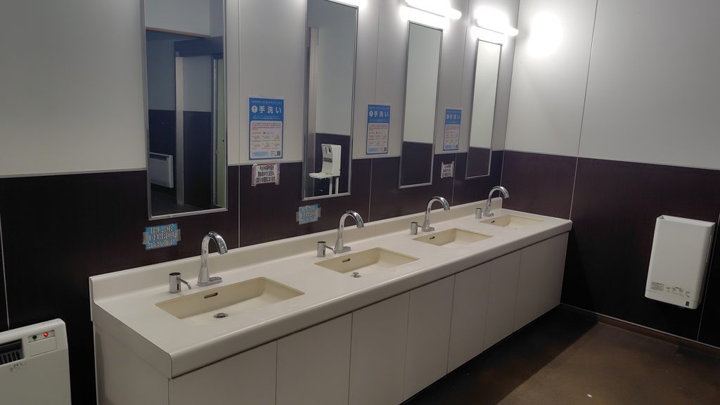 南側駐車場のトイレの内部