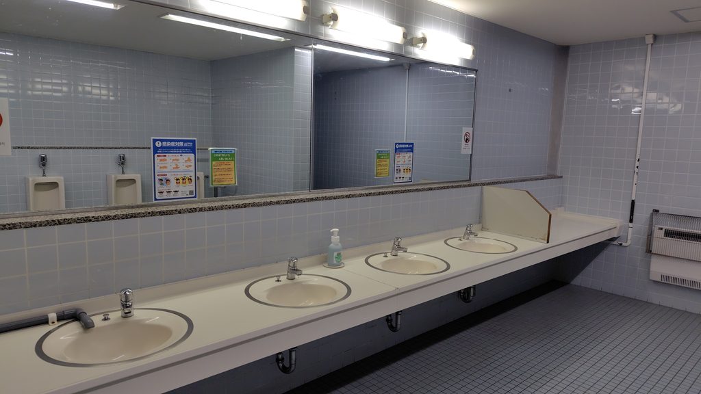 扇沢駅内のトイレ。無料駐車場から徒歩約10分の距離にある