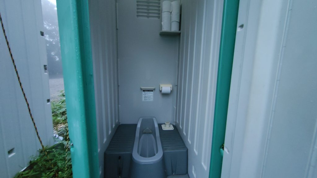 仮設トイレの内部の様子。男女の別はない