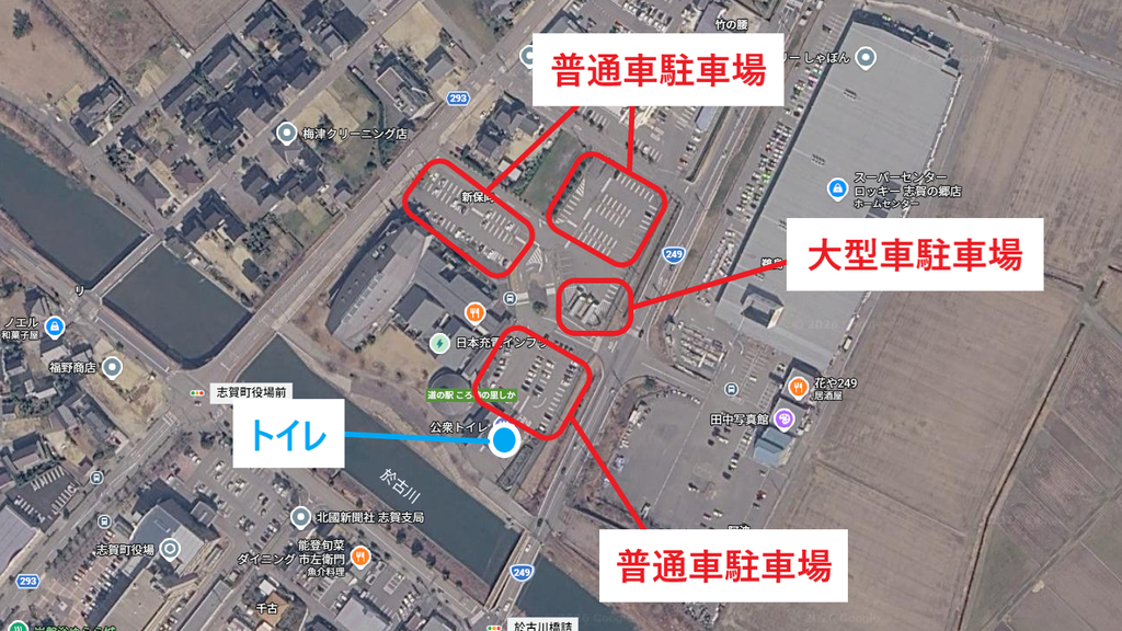 道の駅 ころ柿の里しかの駐車場配置図。北側と南側に普通車駐車場、中央の国道249号寄りに大型車駐車場、南端にトイレ