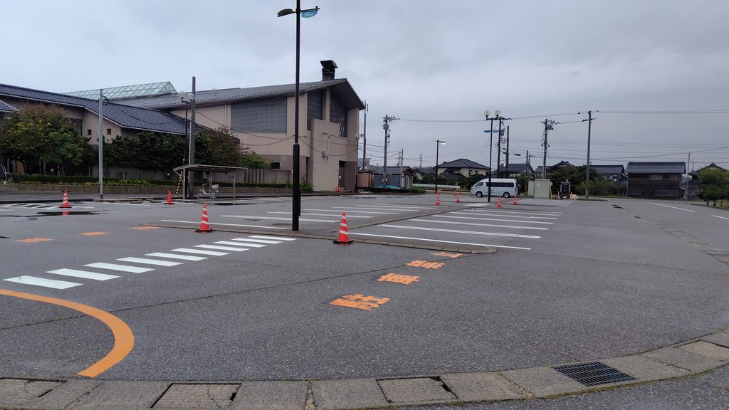 温泉施設横(北側)の駐車場。国道から距離を取れて静か