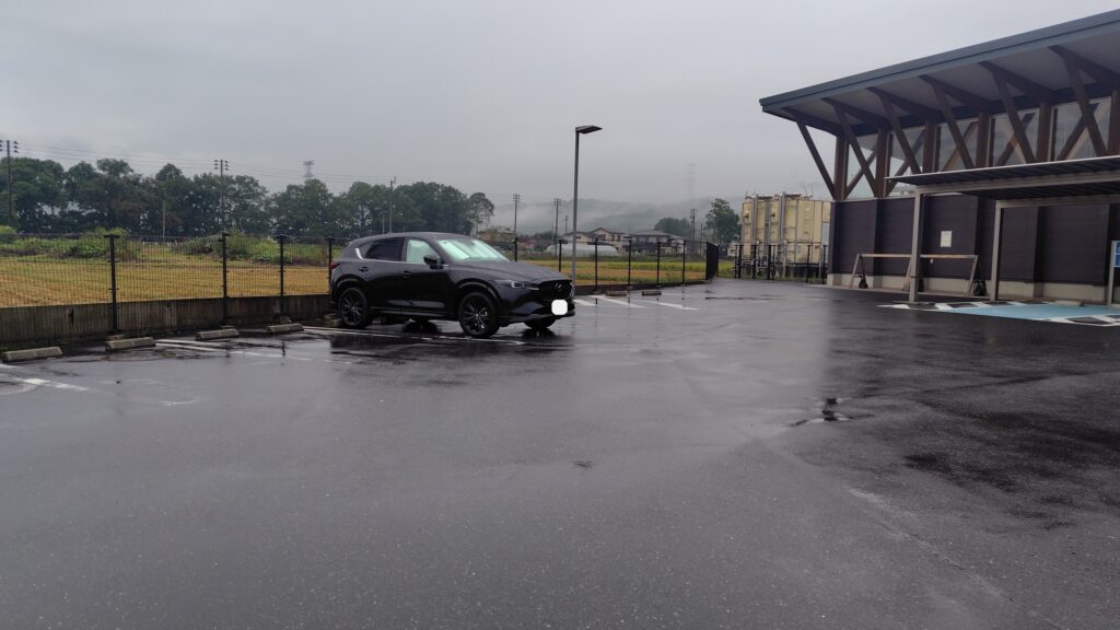 南側駐車場のトイレ前の区画。一部に傾斜がある