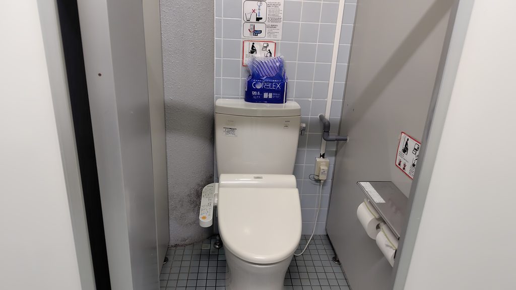 扇沢駅トイレの個室。ウォッシュレットに対応している