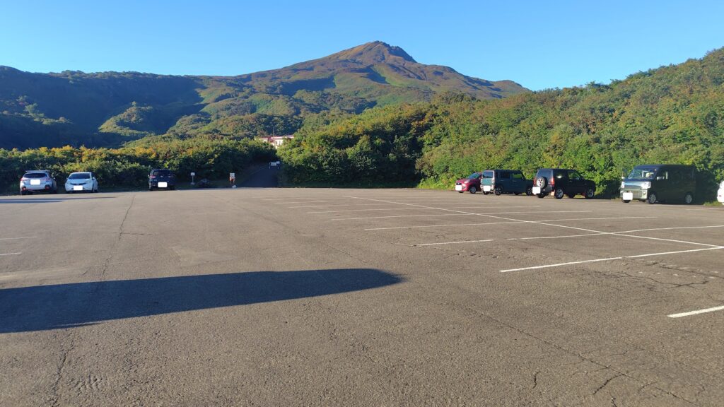 矢島口駐車場と、奥にそびえる鳥海山