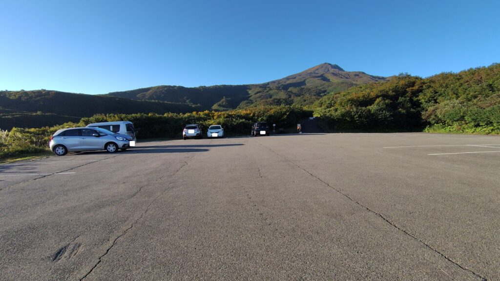 登山口側から見た矢島口駐車場