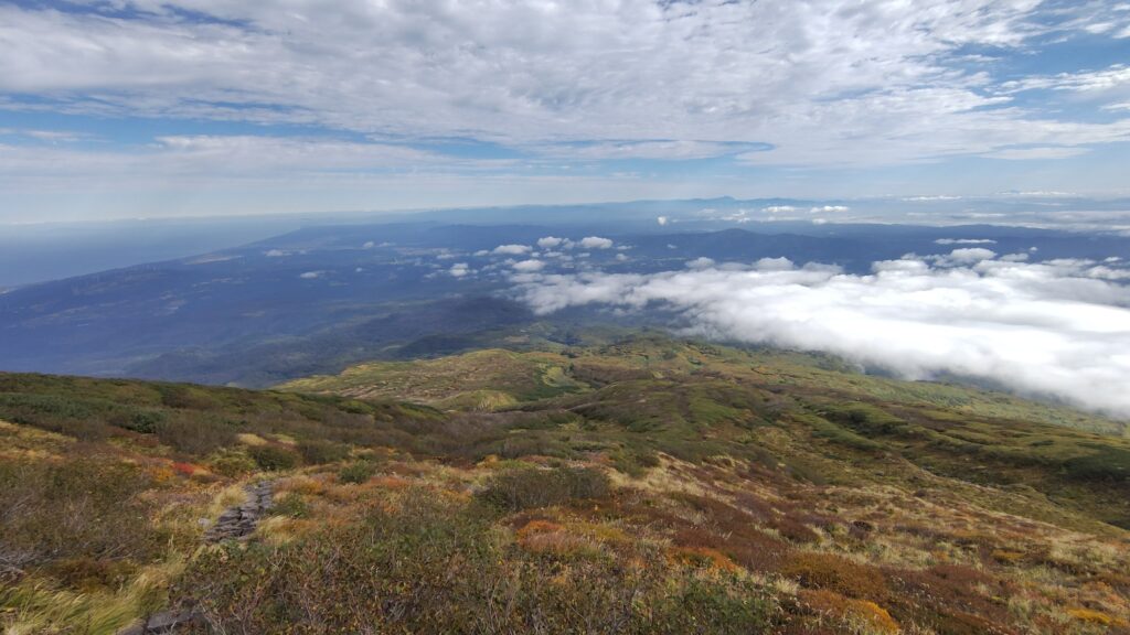 舎利坂から振り返った色づき始めの山肌