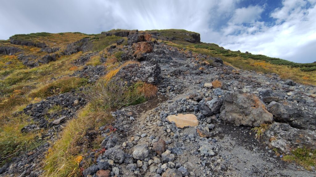 七高山直下のザレた斜面