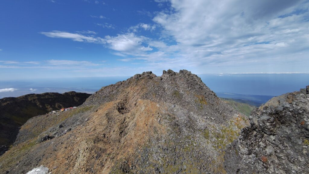 七高山から見た新山