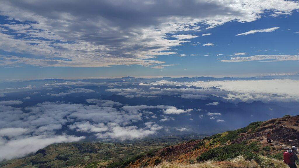 七高山から見た早池峰山方面の展望