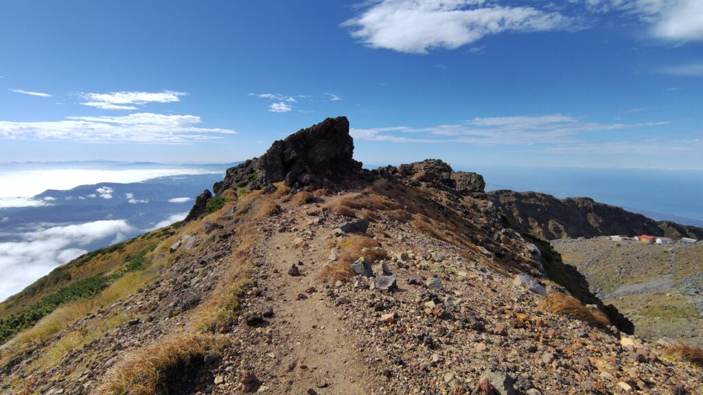 七高山から新山へ向かう外輪山の稜線