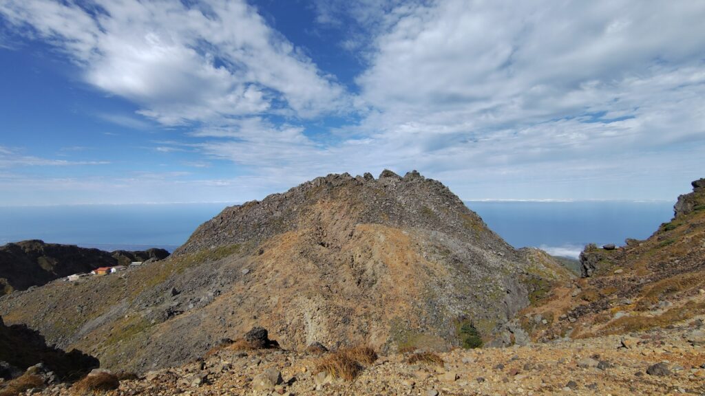 外輪山から見た新山の岩峰
