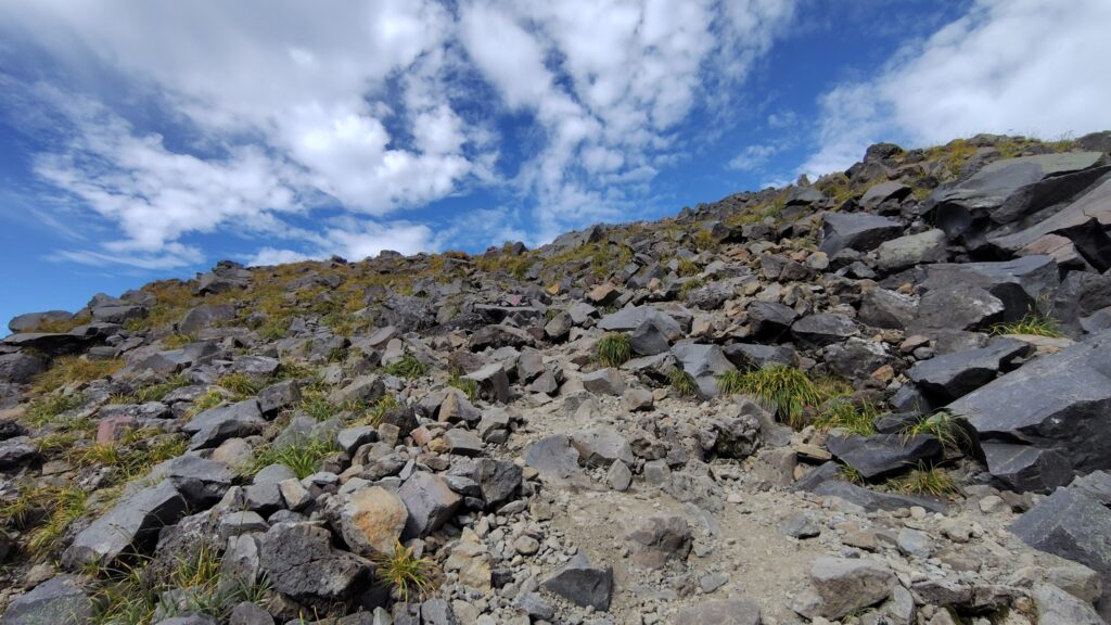 外輪山から下って新山へ登り返す道