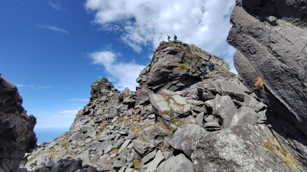 下から見上げた新山の岩峰