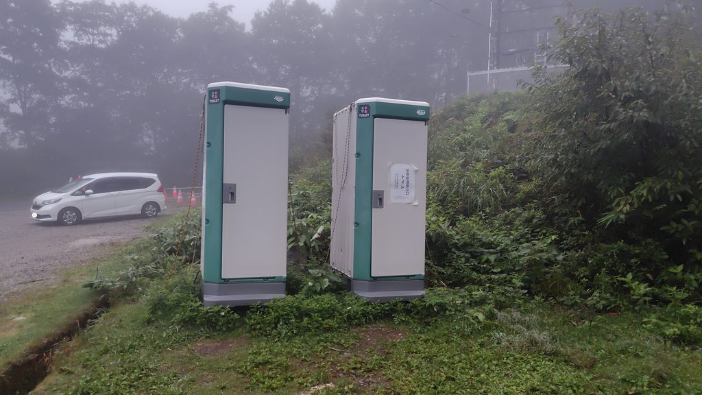 駐車場の奥に設置された仮設トイレ2基