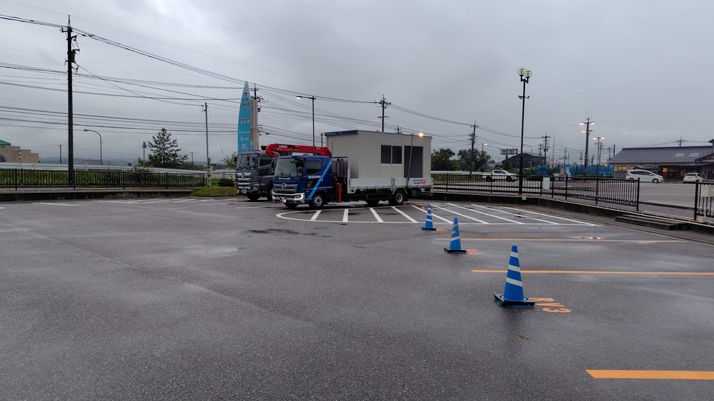 道の駅入口付近の大型車駐車場(2台分)